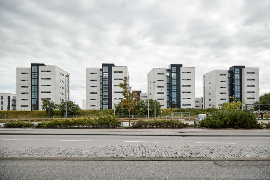 Functionalism-inspired residential building in concrete combined with façade cassettes